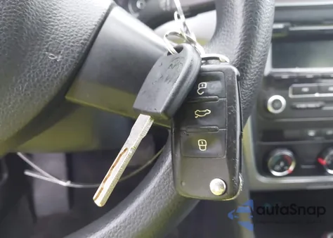 2013 Volkswagen Passat S z USA, uszkodzony, nr VIN 1VWAP7A32DC033648